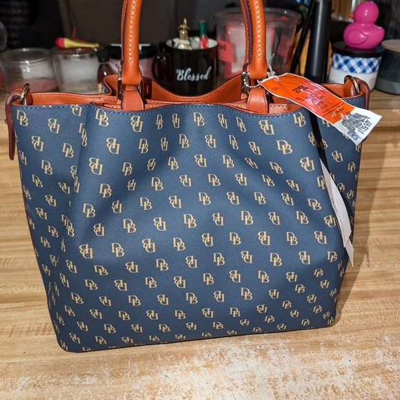 Purse,pants & face merchandise - Picture 2 of 16